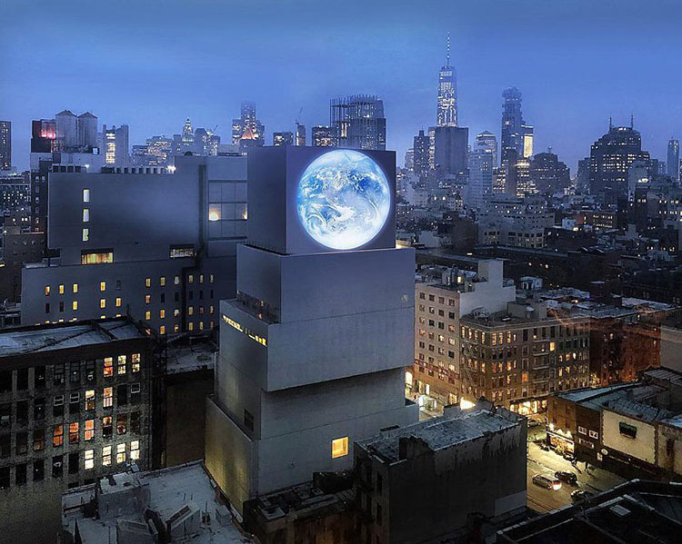 Installazione Blue Marble /East Village-New York di Sebastian Errazuriz